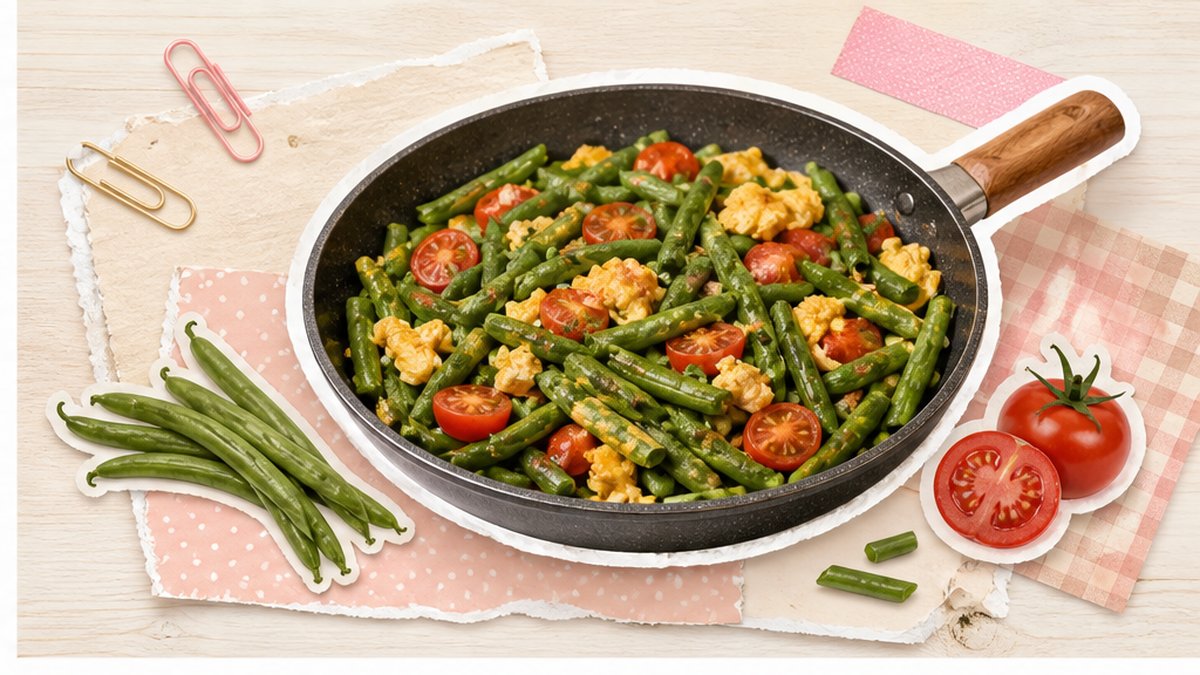 Стикеры стручковой фасоли на сковороде с томатом и яйцом