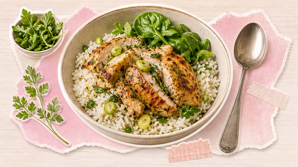 Миска риса с куриными бёдрами и зеленью