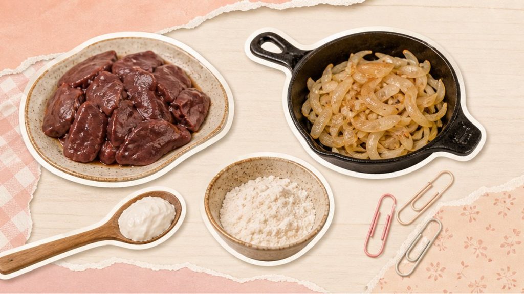 Куриная печень – стикеры печени, лука, сметаны и сковороды на кремово-розовой поверхности